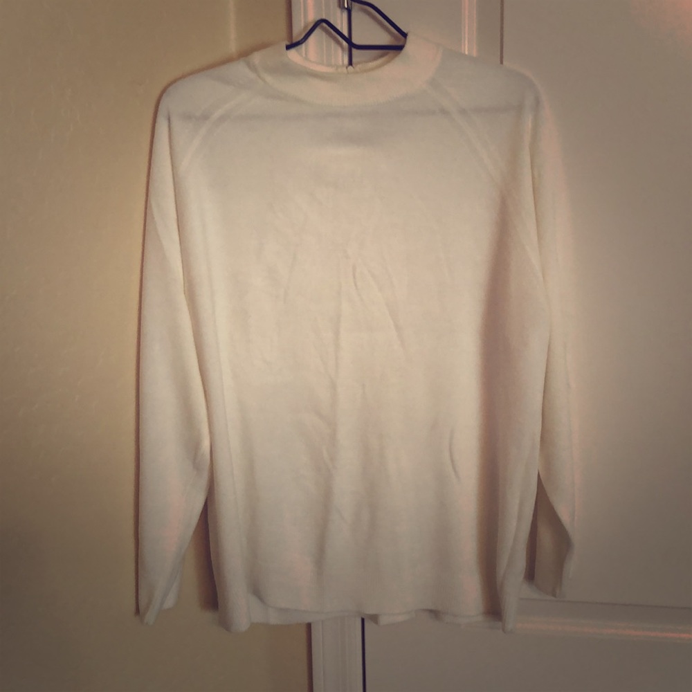 Awesome Mock Neck zipper sweater.🌟